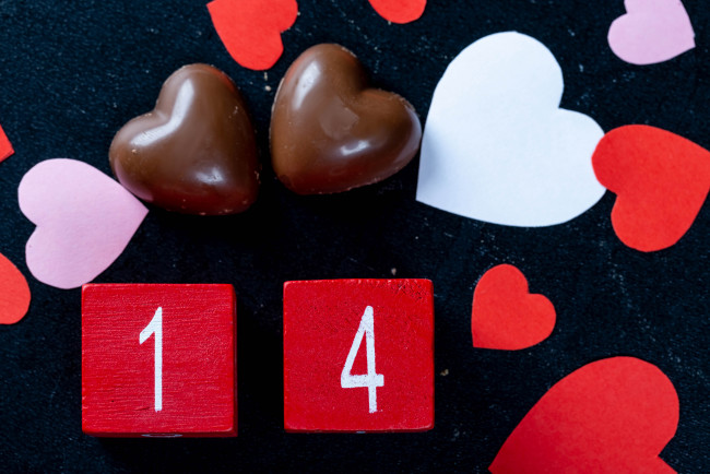 Обои картинки фото праздничные, день святого валентина,  сердечки,  любовь, конфеты, сердечки, цифры