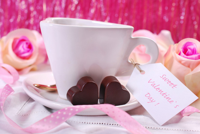 Обои картинки фото праздничные, день святого валентина,  сердечки,  любовь, чашка, блюдце, конфеты, сердечки
