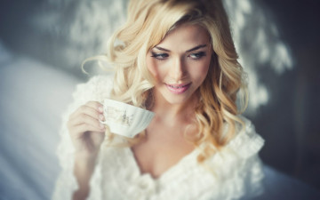 Картинка девушки -+блондинки +светловолосые блондинка взгляд чашка