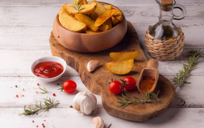 Обои картинки фото еда, картофель, масло, дольки, чеснок, розмарин, помидор, кетчуп