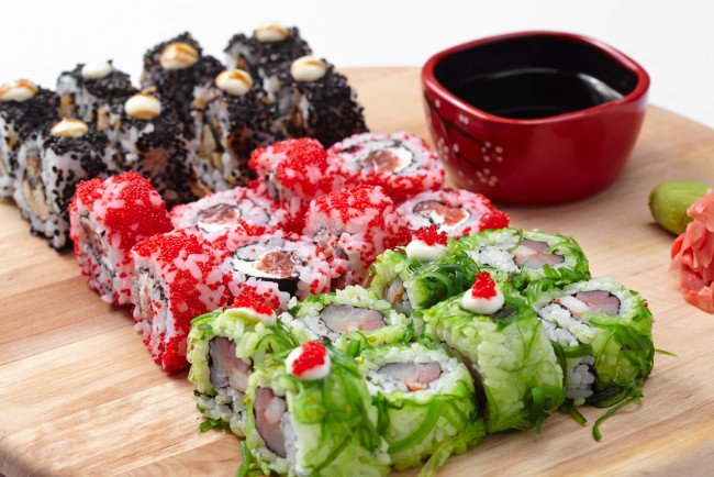 Обои картинки фото еда, рыба,  морепродукты,  суши,  роллы, японская, кухня, суши, роллы, соус