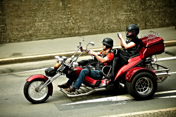Картинка мотоциклы трёхколёсные+мотоциклы байк улица город
