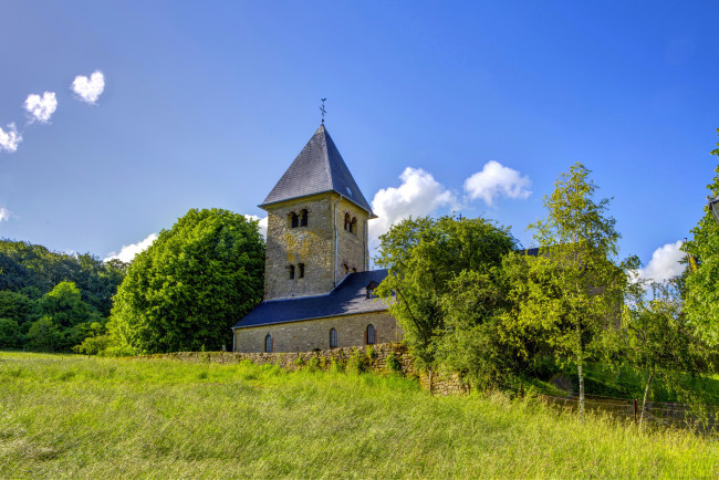 Обои картинки фото chapel of girsterklaus -  hinkel,  luxembourg, города, - католические соборы,  костелы,  аббатства, пейзаж, трава, часовня, люксембург