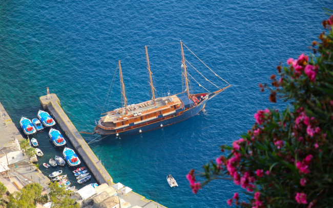 Обои картинки фото корабли, порты ,  причалы, oia, santorini, greece, aegean, sea, ия, санторини, греция, эгейское, море, яхта, лодки, причал