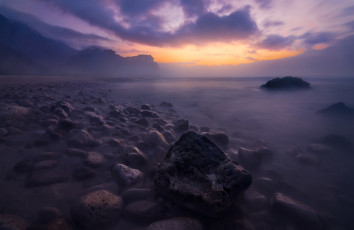 Картинка природа побережье камни берег туман озеро рассвет утро