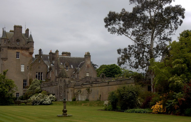 Обои картинки фото castle kennedy scotland, города, - дворцы,  замки,  крепости, замок, старинный, кусты, деревья