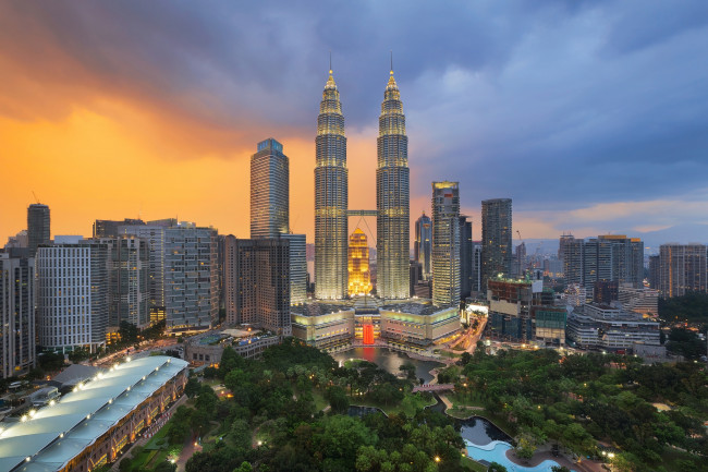 Обои картинки фото park and kuala lumper city, города, куала-лумпур , малайзия, близнецы, башни