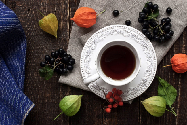Обои картинки фото еда, напитки,  Чай, черноплодная, рябина, чай, физалис, арония