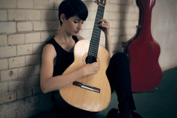 Картинка музыка -другое футляр стена гитара девушка