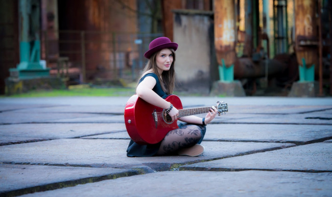 Обои картинки фото музыка, -другое, взгляд, девушка, улица, шляпа, гитара