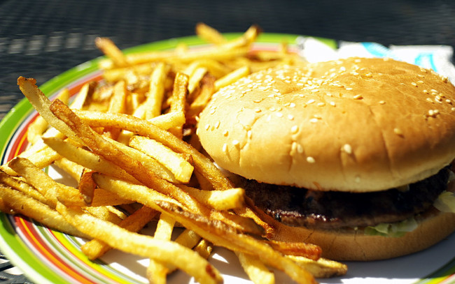 Обои картинки фото еда, бутерброды,  гамбургеры,  канапе, фри, картофель, гамбургер