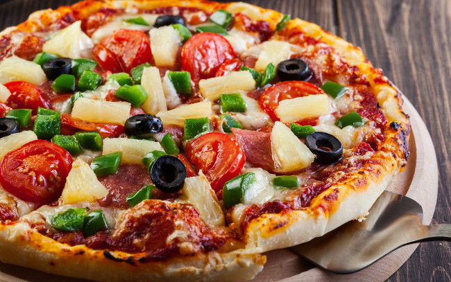 Обои картинки фото еда, пицца, маслины, помидоры, колбаса
