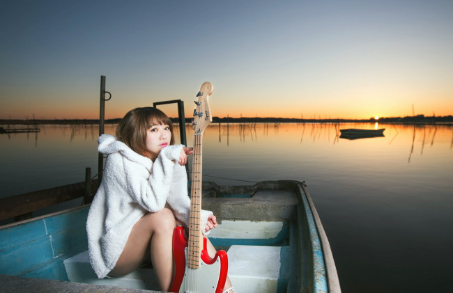 Обои картинки фото музыка, -другое, девушка, взгляд, гитара, азиатка, водоем, лодка