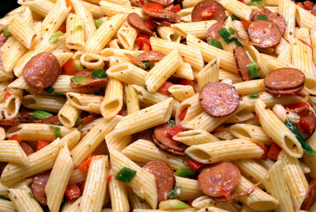 Обои картинки фото еда, макаронные блюда, колбаса, перья, макароны, паста