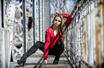 Картинка девушки -unsort+ блондинки +светловолосые marina montero красная рубашка длинные волосы мост черные брюки блондинка модель