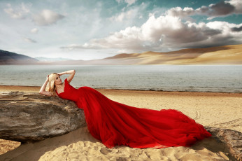 Картинка девушки -+блондинки +светловолосые пляж песок камень блондинка шелковое платье