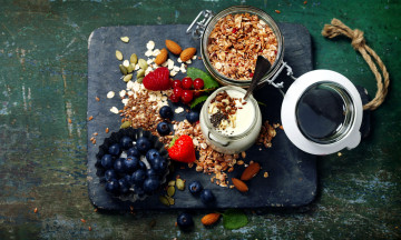 Картинка еда мюсли +хлопья орехи йогурт ягоды завтрак