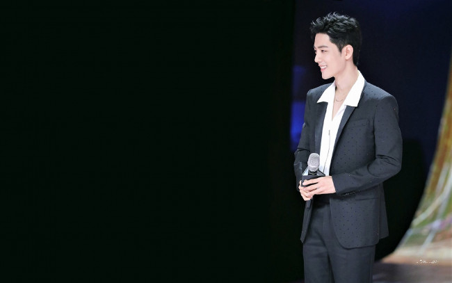 Обои картинки фото мужчины, xiao zhan, актер, костюм, микрофон