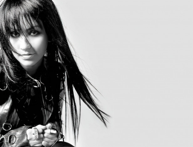 Обои картинки фото музыка, christina aguilera, певица, брюнетка, куртка, черно-белая