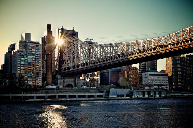 Обои картинки фото new, york, города, нью, йорк, сша, горд, здания, река, мост, солнце, лучи