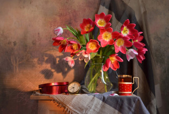 Картинка цветы тюльпаны шаль коробка будильник ткань часы кувшин столик