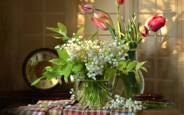 Картинка цветы разные+вместе столик ваза ландыши тюльпаны тени кувшин часы