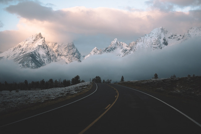 Обои картинки фото природа, дороги, горы, облака, туман, дорога