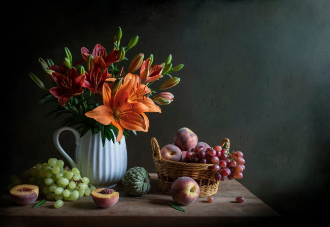 Обои картинки фото еда, натюрморт, персики, артишок, листья, ягоды, кувшин, фрукты, still, life, виноград, цветы, лилии, корзинка