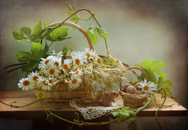 Обои картинки фото цветы, ромашки, листья, лиана, корзинка, корзина, салфетка, белки, орехи, фигурка, колосья, стол