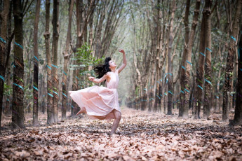 Картинка девушки -+азиатки брюнетка лес платье листья