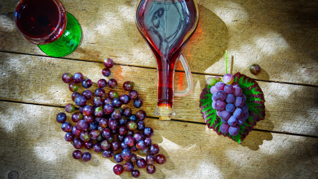 Обои картинки фото еда, виноград, ягоды, гроздь, вино, бокал