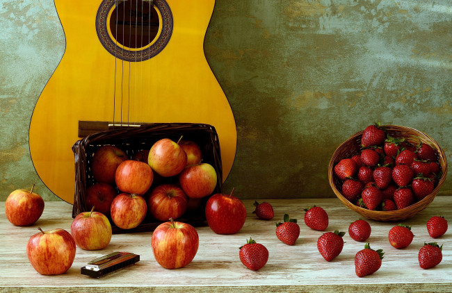 Обои картинки фото еда, фрукты,  ягоды, гитара, яблоки, клубника