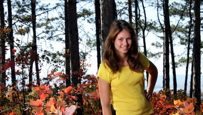 Обои картинки фото девушки, jenna kseniya, лес, майка, улыбка