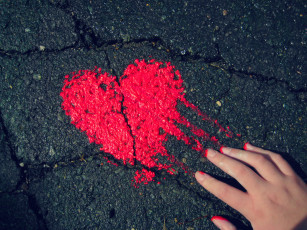 Картинка праздничные день св валентина сердечки любовь краска сердце асфальт красная рука