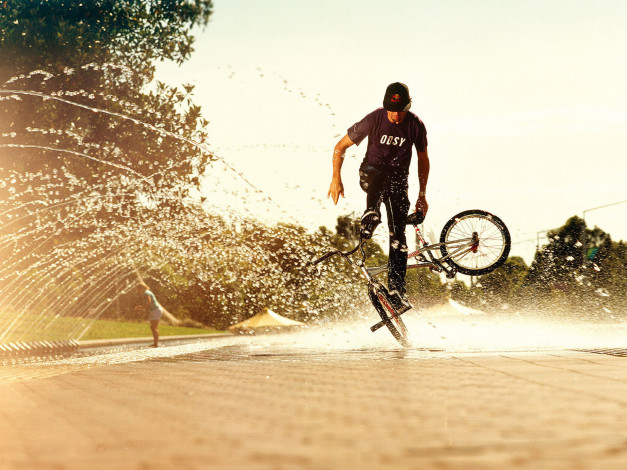 Обои картинки фото спорт, велоспорт, вода, брызги, велосипед