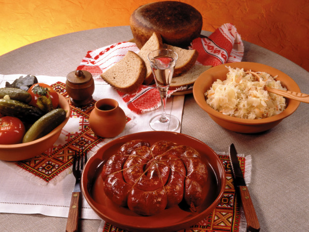 Обои картинки фото еда, разное, колбаса, помидоры, капуста, хлеб, рюмка, огурцы