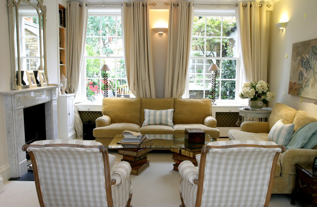 Обои картинки фото интерьер, гостиная, шторы, камин, диваны, кресла, букет