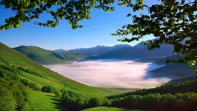 Обои картинки фото природа, горы, долина, деревья, туман, монти-сибиллини, горный, хребет, утро, весна, листва, ветки, май, апеннинские, италия