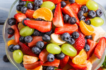 Картинка еда фрукты +ягоды мандарин виноград черника десерт strawberry salad fruit фруктовый салат клубника
