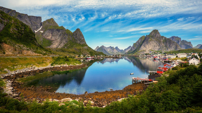 Обои картинки фото города, - пейзажи, поселок, дом, камни, деревья, гудванген, норвегия, озеро, горы, облака, небо