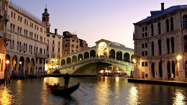 Обои картинки фото мост риальто,  большой канал, города, венеция , италия, здания, дома, лодка, гондольер, огни, гондола, канал, венеция, мост