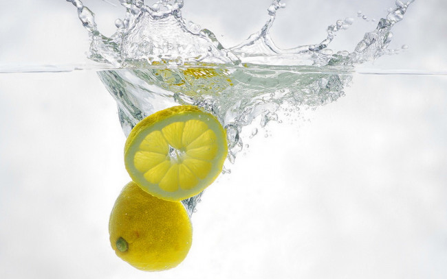 Обои картинки фото еда, цитрусы, лимоны, желтый, фрукт, цитрус, жидкость, брызги, ломтик, вода