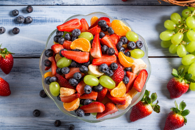 Обои картинки фото еда, фрукты,  ягоды, десерт, фруктовый, салат, клубника, мандарин, виноград, черника, strawberry, salad, fruit