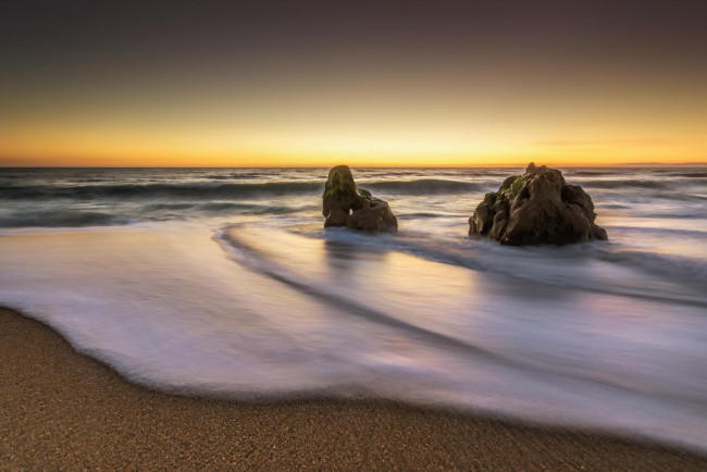 Обои картинки фото природа, побережье, пляж, рассвет, скалы, песок