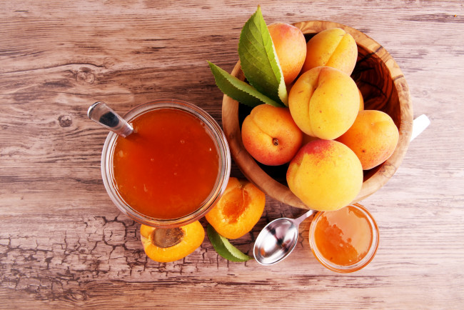 Обои картинки фото еда, мёд,  варенье,  повидло,  джем, абрикосовый, джем, абрикос, фон, ложка, листики
