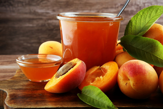 Обои картинки фото еда, мёд,  варенье,  повидло,  джем, абрикосовый, джем, фон, ложка, абрикос, листики