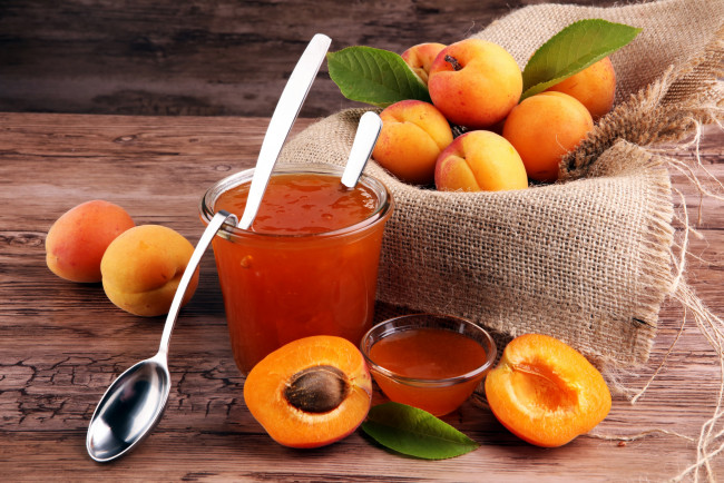 Обои картинки фото еда, мёд,  варенье,  повидло,  джем, фон, ложка, абрикос, листики, абрикосовый, джем