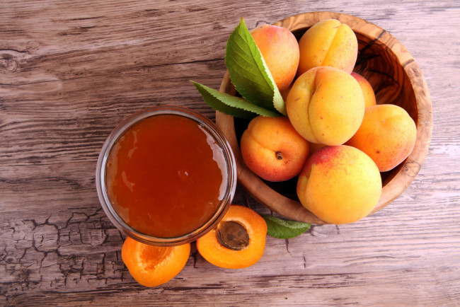 Обои картинки фото еда, мёд,  варенье,  повидло,  джем, ложка, абрикос, фон, абрикосовый, джем, листики