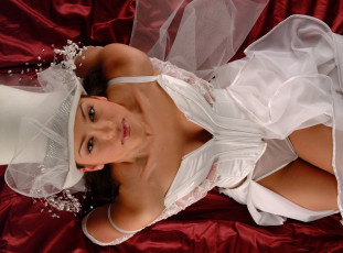 Картинка девушки -unsort+ невесты брюнетка белье платье постель невеста шляпа