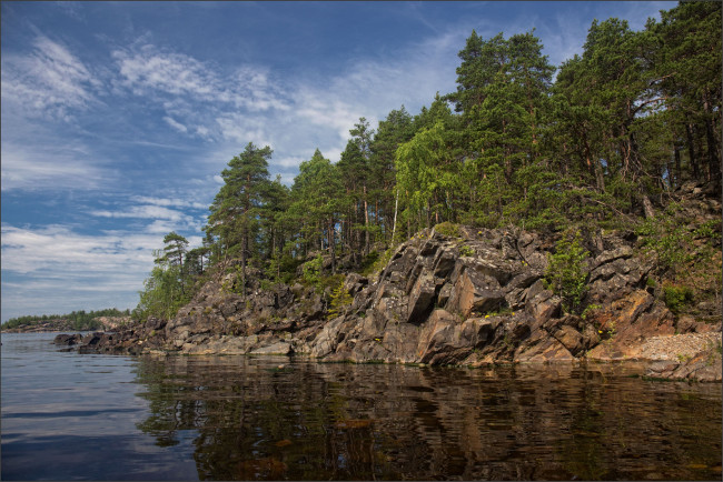 Обои картинки фото ладога, природа, побережье, скалы, деревья, берег, озеро, россия, карелия